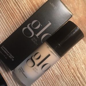 GLO SKIN BEAUTY | Liquid Foundation SPF18 ALMOND